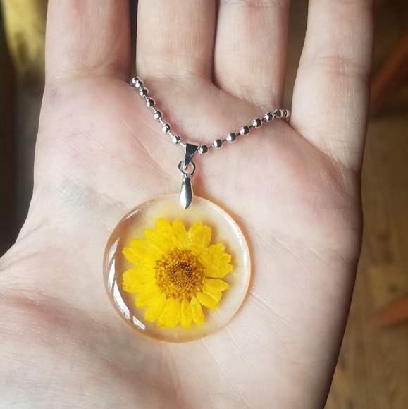 NWOT Dried Yellow Flower Necklace in Resin - Picture 5 of 7